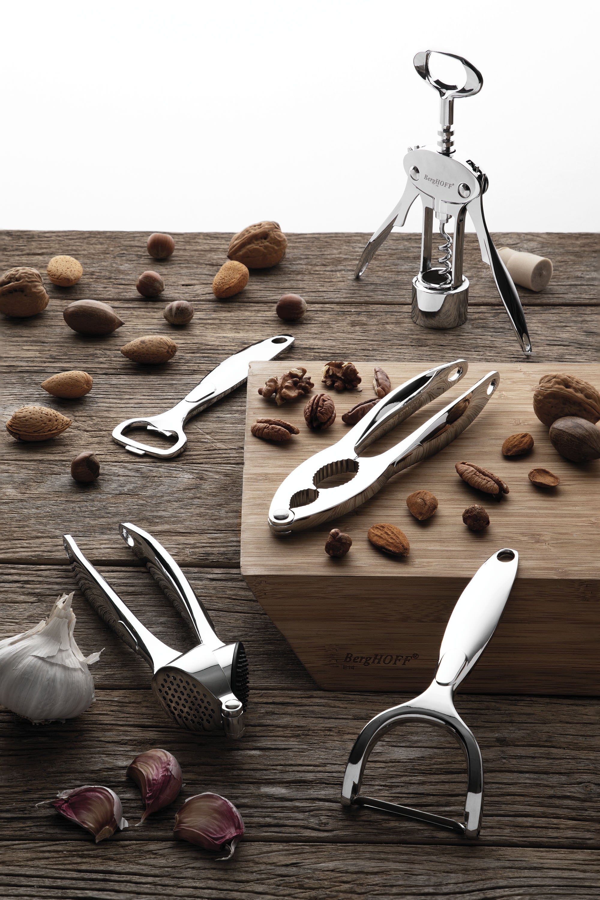 BergHOFF Nut Cracker - Zinc Alloy with Dual-Size Grooved Grips for Easy Shelling