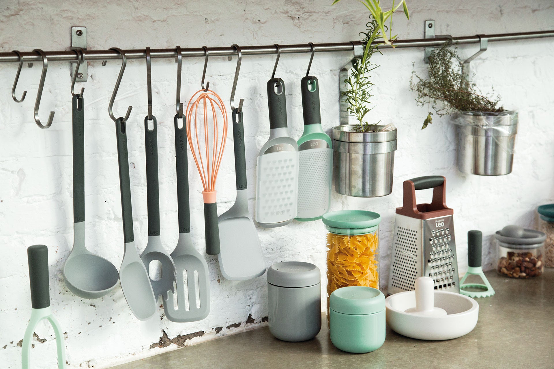 BergHOFF Ultra-Coarse Paddle Grater - Non-Slip Base, Stainless Steel Blade and Storage Sleeve for Safe Use