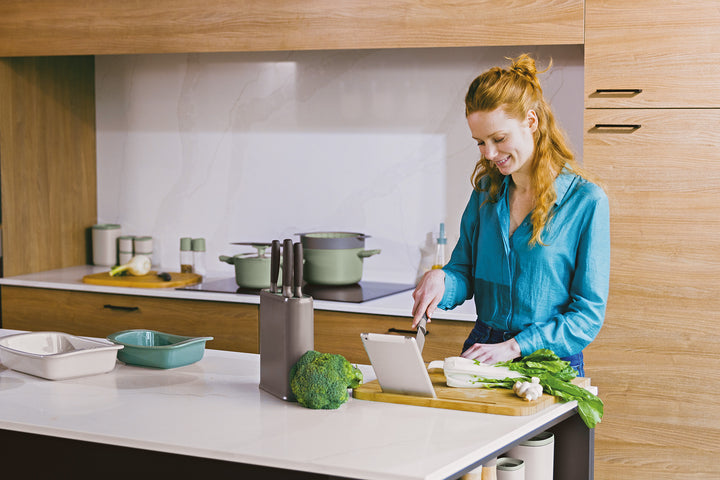 Balance Skärbräda I Bambu Med Surfplattehållare, 45 x 41 cm